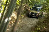 試乗の後半には林間コースを走行。ボディーは大柄だが見切りがいいので、取り回し性は良好。トルクフルなディーゼルエンジンで急な登坂路も難なく登ってみせる。