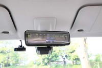 ルームミラーにカメラ映像を映し出せるデジタルルームミラーは、マルチアラウンドモニターとともに「先進安全パッケージ」としてオプション設定されている