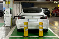 東欧からの観光客のクルマが立派になっているのは、本欄第820回に記したとおり。「テスラ・モデルYデュアルモーター」（ルーマニア）。2023年8月23日。