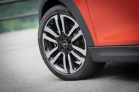 タイヤサイズは205/45R17で、テスト車にはピレリのハイパフォーマンスタイヤ「Pゼロ」が装着されていた。ロードノイズなどが抑えめで乗り心地は良好。