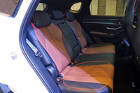 後席は大人がゆったりと座れる広さと、フラットな床面が特徴。