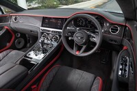 試乗車のインテリアカラーは「ベルーガ」。グレーのレザーとアルカンターラを基本に、カーボンパネルと赤のパイピングをアクセントとして仕立てられる。