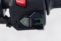 モーターの出力を一時的に高める「eブースト」機能のボタンは、右スイッチボックスに配置。使用するとメーター内のeブーストゲージが徐々に減っていき、ゲージがゼロになると残量が回復するまで機能が使えなくなる。