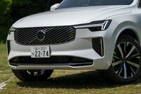 従来モデルから刷新されたフロントまわり。ボディーカラーの設定は全グレード共通で、試乗車の「クリスタルホワイト プレミアムメタリック」を含む6色が用意される。