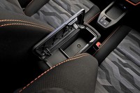 センターコンソールにはふた付きの収納ボックス（写真中央）とトレー（同右上）が用意される。