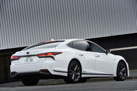 「LS500“Fスポーツ”」のリアビュー。ボディーサイドからリアバンパーにかけて、専用のロッカーモールでドレスアップされている。