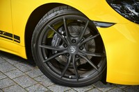 タイヤ＆ホイールは20インチが標準。試乗車は「ピレリPゼロ」を履いていた。