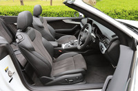 選択可能なシートの仕様は3種類。「A5カブリオレ」では「S lineパッケージ」を選択すると、「S5クーペ／カブリオレ」と同じアルカンターラとレザーのコンビシートが装備される。