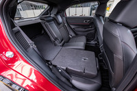 フロントシートと同じく、ラックススエードとファブリックのコンビ表皮にレッドのステッチが入るリアシート。「家族で使われるケースも少なくないので、リアの乗り心地も犠牲にしたくなかったんです」と澤井さん。他の「ヴェゼル」と同じく、座面のチップアップとダイブダウン機能も組み込まれている。