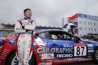 第1ヒートのフィニッシュから約3時間後、パドックで第2ヒートのスタート進行を待つ久保凜太郎選手と#87 CG ROBOT BRZ BS。開幕戦では貴重な1ポイントをチームにもたらし、続くこの第2戦富士ラウンドでは予選6番手から、第1／第2ヒートで連続して5位フィニッシュ。今季、86/BRZ Raceと並行して参戦しているスーパー耐久シリーズでは、トヨタカローラ新茨城が展開するGR Garage水戸インターが立ち上げた「C.S.I Racing」のスポーティングマネジャー兼ドライバーの重責を担う凜太郎選手だが、ST-4クラスで2戦連続の2位入賞を遂げるなど、“プレーイング・マネジャー”としても上々の滑り出しを見せている。