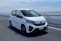 サスペンションやタイヤは従来型と変わっておらず、「モデューロX」ならではの上質な走りは健在。その上で直進性が著しく高められていた。