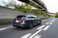 リアに搭載される駆動用モーターは最高出力367PS（ローンチコントロール使用時は381PS）を発生。「A6 e-tron」は後輪駆動のみの設定で、「クワトロ」＝4WDを望むなら「S6 e-tron」を選ぶことになる。