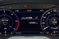 尿素水溶液「AdBlue（アドブルー）」の残量（走行可能距離）は、メーターパネル内で確認できる。