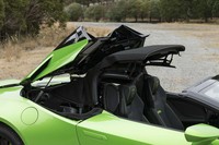 キャビン後方へと収納される電動ソフトトップ。万が一の横転にも備え、ポップアップ式セーフティーバーも搭載されている。