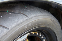 パイロンコースを数本走ると、タイヤのフチはこんな感じに。熱が入っていい感じになってきたのか。本数を経ると、いつも以上に路面にミチっと引っ付いて感じられた。