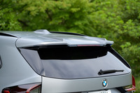 内外装の各所がMモデルならではの意匠でコーディネートされた「X1 M35i xDrive」。上側に清流板が張り出た「Mリアスポイラー」も、同車専用の装備となる。