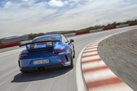 リアホイールハウスは「911カレラ」と比べて44mm拡大されている。ボディーのワイドさが際立つ。