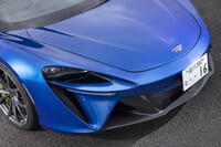 上屋の部分はカーボンとスーパーフォームドアルミニウムで形成。「機能のためのフォルム」に従ってデザインされている。