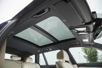 テスト車には、電動パノラマ・ガラス・サンルーフ（22万9000円のオプション）が装着されていた。