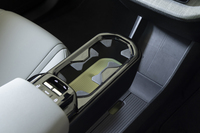 ウィンドウオープナーはセンターアームレストの前端にある。カップホルダーはアームレスト内に格納されており、押し込むと飛び出してくる仕掛けだ。