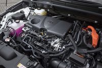 パワーユニットは2.5リッターのハイブリッドと2リッターの純ガソリンエンジンをラインナップ。それぞれに前輪駆動と四輪駆動が用意される。