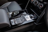 ランドローバー各車で採用されるおなじみのダイヤル式シフトセレクターを「ディスカバリー」でも採用。試乗車はオプションの「テレインレスポンス2」を装備していた。