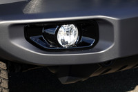 「ジープ・ラングラー」にブラック仕立てのディテールが特徴の限定車の画像