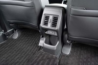 後席用のエアコン吹き出し口が付いたのもトピックだ。その下には収納スペースと2口のUSBソケットが用意される。