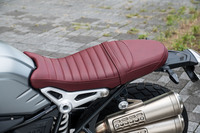 シート高は「プレミアムスタンダード」が790mm、「プレミアムライン」が820ｍｍ。車体からは左右にエンジンのヘッドが突き出しているため、停車時にはそれを避けるように、やや後ろ寄りに足を下ろす格好となる。