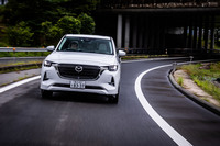 「e-SKYACTIV D」と呼ばれる3.3リッター直6ディーゼルマイルドハイブリッドは、車重1940kgの「CX-60 XDハイブリッド」を上り坂でも軽々と加速させる実力を披露した。WLTCモードで21.0km/リッターを記録する燃費値も同モデルの特徴である。