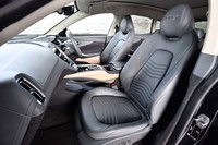 フロントシートは16Wayの電動調節機構（オプション）付き。ヘッドレストに「DBX」ロゴの刺しゅうが施されている。