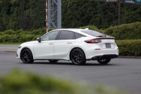 海外ではセダンも展開される新型「シビック」だが、国内ではまず5ドアハッチバックのみラインナップされる。