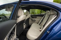 後席ではレッグルームが21mm、エルボールームが15mm、ショルダールームが13mm拡大。ホイールベースの延長が効いている。