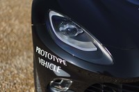 ヘッドランプはオートハイビーム機能付き。LEDデイタイムランニングライトも備わる。