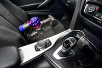 「Dyson V7 Car＋Boat」には「カーチャージャー」が付属する。車両のAC電源から給電することで、バッテリー残量を気にせず掃除ができる。