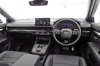 上級グレード「e：HEV RSブラックエディション」のインストゥルメントパネルまわり。従来モデルの反省を踏まえ、機能・装備は現行ホンダ車のなかでも、特に充実したものとなっている。