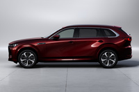 「CX-80」のボディーサイズは全長×全幅×全高＝4990×1890×1710mm（ルーフレールありの場合、なしの場合は全高＝1705mm）。日本で買える3列シートSUVとしては大柄な部類だが、それでも国内の道路事情や使用環境を考慮した寸法となっている。