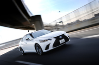 
	7代目「レクサスES」では、ほかのレクサス車に見られるスポーティーグレード“Fスポーツ”が、ESとしては初めて設定される。アグレッシブなデザインの内外装や、シャープなハンドリングを実現するパフォーマンスダンパーが特徴となっている。
	