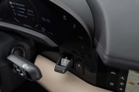 シフトセレクターはステアリングポストの右側にレイアウトされている。