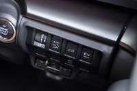 ステアリングホイールの右側には「EV」モードのスイッチが備わる。
