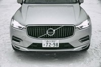 上級モデル「XC90」のフルモデルチェンジから続く新生代のデザインをまとう2代目「XC60」。T字を横にした形のヘッドライトも特徴のひとつとなっている。