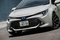 「キーンルック」とは、トヨタが多くのモデルに取り入れているフロントデザインの総称。2代目「オーリス」で初めて採用されたもので、エンブレムから細身のヘッドランプまでをひと続きとした、V字形の意匠が特徴となっている。（写真＝向後一宏）