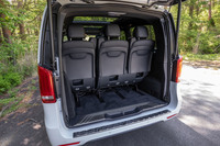 「V220dアバンギャルド ロング」では、2列目／3列目シートを使用する通常時で1030リッターの荷室容量を確保している。