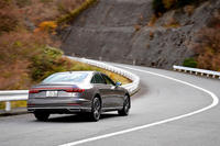 「A8」ではほんの少しだけ逆側にロールしている感覚があった！