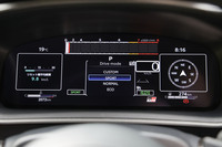 12.3インチサイズのマルチインフォメーションディスプレイは、1眼タコリング表示または横タコバー表示（写真）のデザインを基本に、表示情報をセレクトできるようになっている。