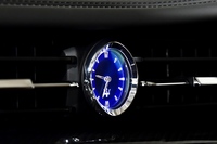 ダッシュボードの中央には、おなじみの楕円（だえん）形のアナログ時計が装着されている。