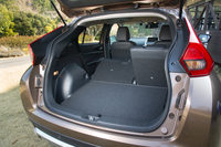 荷室容量は、リアシートを後端にスライドさせた状態で341リッター、前端にスライドさせた状態で448リッター。リアシートを倒せば、最大で1569mmの荷室長を得ることができる。