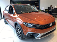 わが街シエナのFCA系販売店に展示された「ティーポ クロス」。ダイヤモンドフィニッシュの17インチアロイホイールも今回導入された新デザインである。