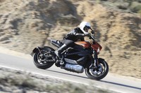 走行モードは「スポーツ」「ロード」「レンジ」「レイン」のほか、ライダー自身が設定する3種類の「カスタム」を加えた全7種類から選べる。