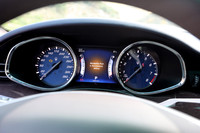 大型のスピードメーターとタコメーターの間には液晶ディスプレイが備わる。